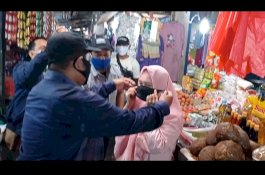 Cegah Penularan Covid-19 Terhadap Pedagang,  PD Pasar Makassar Sosialisasi Pentingnya Pakai Masker