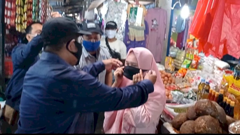 PD Pasar Makassar lakukan sosialisasi di pasar-pasar tradisional terkait pentingnya memakai masker, Rabu, (13/1).