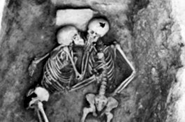 Ditemukan Kerangka Manusia Tengah Berciuman Sejak 2800 Tahun Lalu