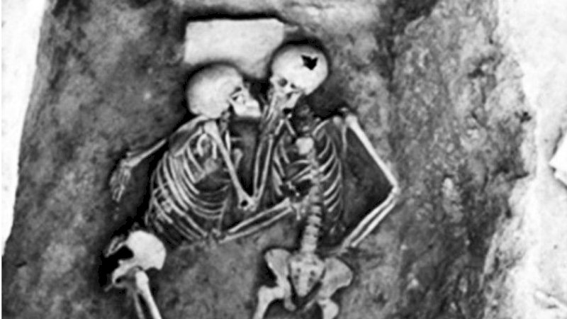 2800 year old kiss | rarehistoricalphotos.com