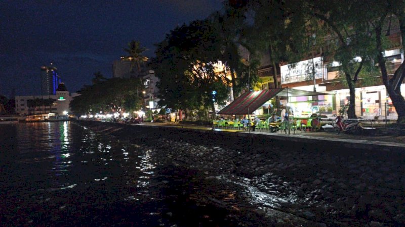 Aktivitas malam hari di Anjungan Pantai Losari Makassar. 