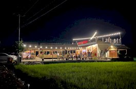 Mau Makan dengan Nuansa Pedesaan? Yuk ke Lesehan Tepi Sawah Sidrap