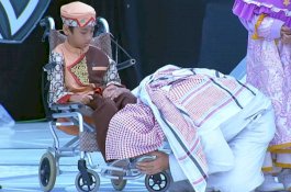 Momen Syekh Ali Jaber Cium Kaki Penghafal Alquran