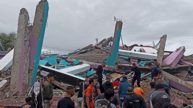 Regu Penyelamat di Mamuju, Sulawesi Barat berjibaku dengan waktu untuk menyelamatkan korban reruntuhan RS Mitra Manakarra yang ambruk akibat gempa di Sulbar. (Foto: Liputan6.com)