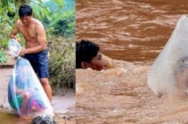 Biar Tidak Basah ke Sekolah, Ayah Ini Bungkus Anaknya Pakai Plastik saat Seberangi Sungai