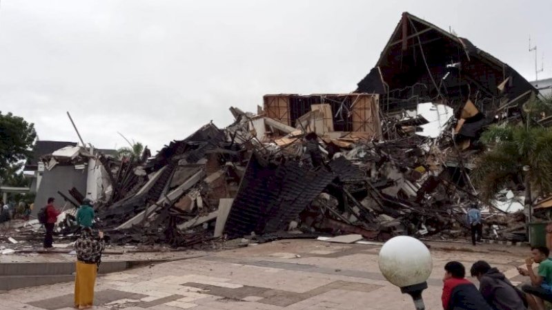 Kantor gubernur Sulbar yang hancur akibat gempa.