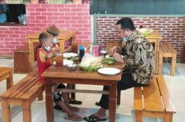 Dua Bocah Penjual Tisu Ini Tak Sangka Diajak Makan Bebek oleh Wagub Sulsel