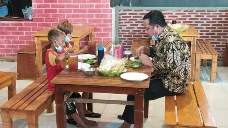 Dua Bocah Penjual Tisu Ini Tak Sangka Diajak Makan Bebek oleh Wagub Sulsel