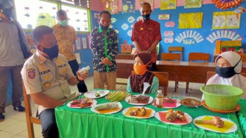 Latih Anak Didiknya Racik Obat Tradisional, Guru Honorer Ini Dapat Hadiah dari Bupati Bantaeng