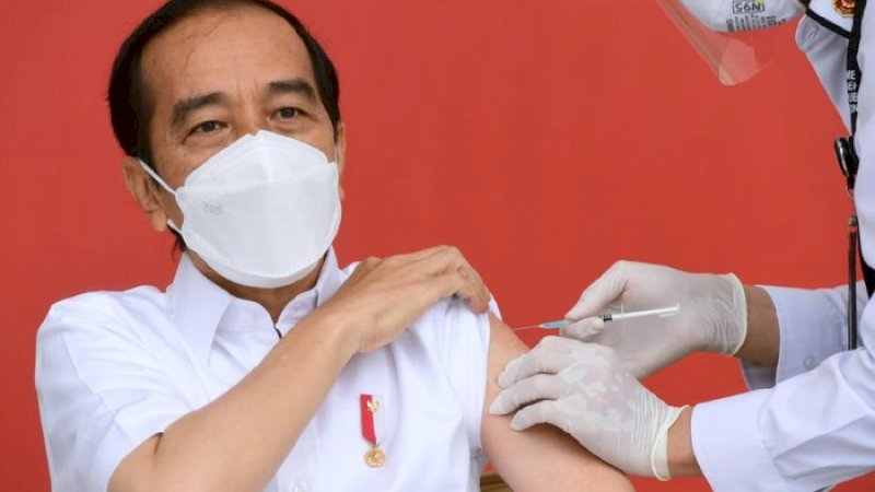 Presiden Jokowi saat disuntik vaksin. (Foto: Tangkapan layar YouTube Sekretariat Presiden)
