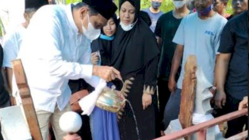 Bupati Barru, Suardi Saleh, saat berada di Pekuburan Umum Desa Bojo, Kecamatan Mallusetasi, Kabupaten Barru, Sabtu (16/1/2021) siang.