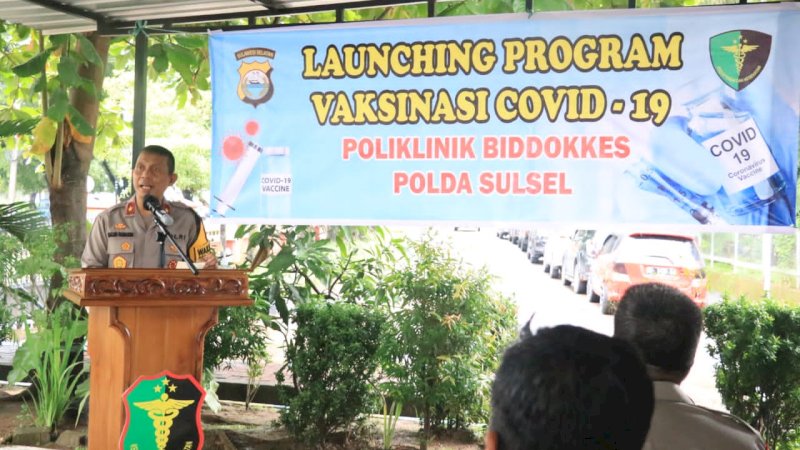Wakalpolda Sulsel Brijen Pol Drs Halim Pagarra membuka launching vaksininasi Covid 19 di Poliklinik Biddokes Polda Sulsel,  Jumat(15/1).