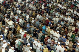MUI Sebut Saf Salat Berjemaah Boleh Rapat, Satgas COVID-19 Menolak
