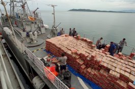 Dua Kapal Perang TNI AL yang Angkut Bantuan Tiba di Mamuju
