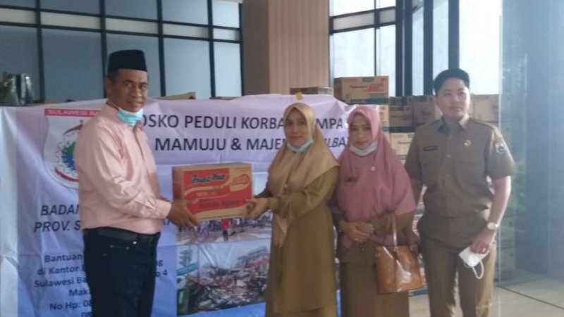 CEO PT Tiran dan AAS Foundation,  Andi Amran Sulaiman serahkan bantuan ke pihak Pemprov Sulbar. Minggu(17/1).