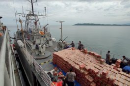 Angkut Bantuan dari Makassar, Tiga Kapal Perang TNI AL Sudah Sandar di Mamuju