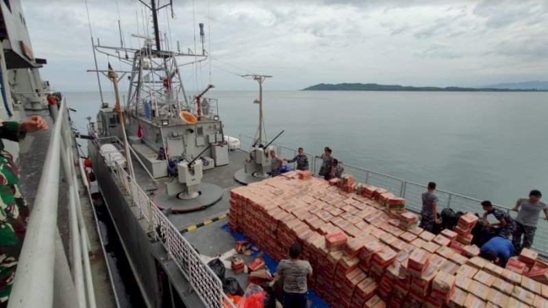 Angkut Bantuan dari Makassar, Tiga Kapal Perang TNI AL Sudah Sandar di Mamuju