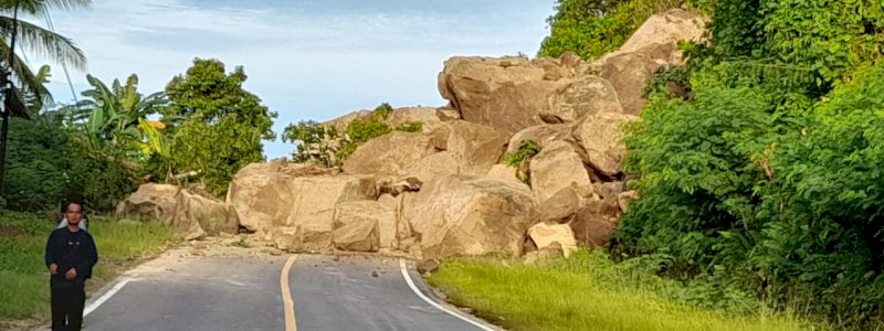 Bongkahan Batu Besar Menutup Jalan, Akses Menuju Mamuju Kembali Terputus