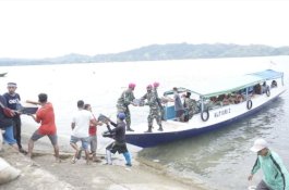4 Hari Terisolasi, Warga Karampuang Mamuju Dapat Bantuan Logistik dari TNI AL Lantamal VI