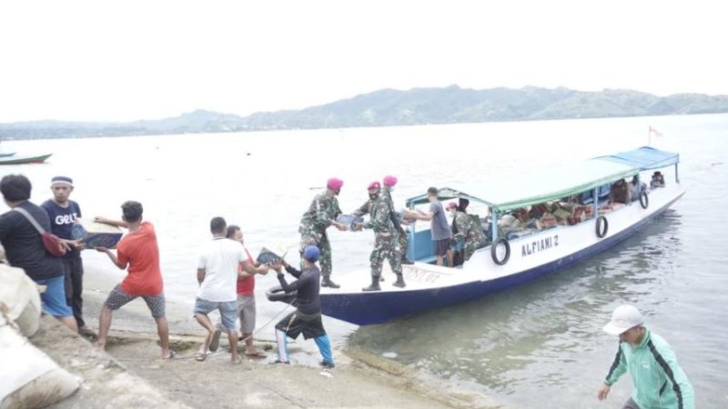 Bantuan diangkut menuju Pulau Karampuang dengan menggunakan perahu tradisional milik masyarakat, Senin (18/1/2021) siang.