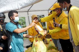 Taufan Pawe Bagikan Paket Sembako ke Korban Gempa Sulbar