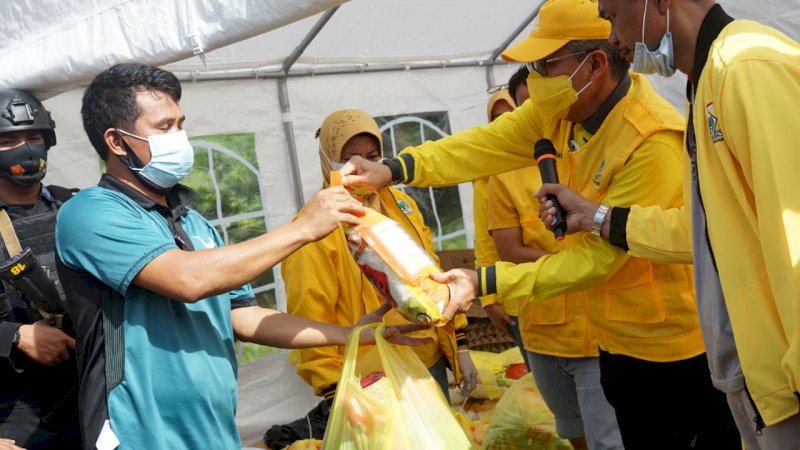 Taufan Pawe Bagikan Paket Sembako ke Korban Gempa Sulbar