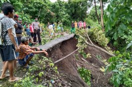 Tanah Longsor di Desa Kapita Jeneponto, Warga Gotong Royong Buka Akses Jalan