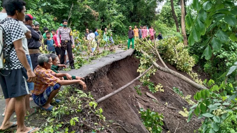 Tanah Longsor di Desa Kapita Jeneponto, Warga Gotong Royong Buka Akses Jalan