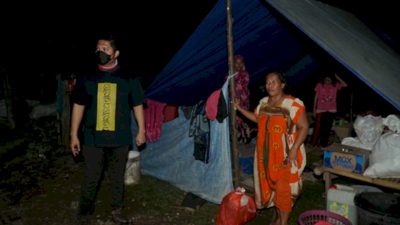 Malam-malam Ketua KNPI Sulsel ke Tenda Pengungsian Bawa Bantuan untuk Korban Gempa Sulbar