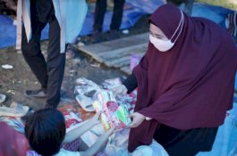Senangnya Anak-Anak Pengungsi Gempa Sulbar Dapat Bingkisan dari Istri Wagub Sulsel