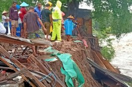 Bibir Sungai Amblas, Sebuah Kios di Jeneponto Hanyut Beserta Barang Jualannya