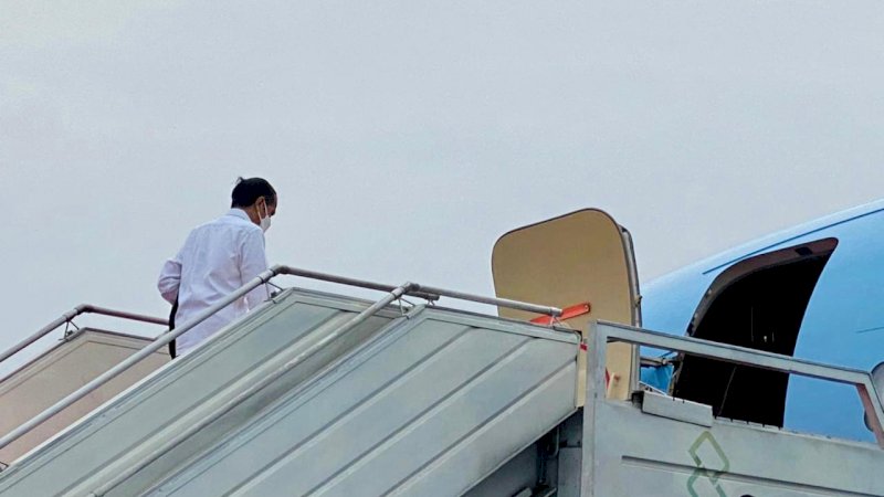 Presiden Jokowi menaiki pesawat kepresidenan menuju Sulbar, Selasa (19/1/2021). (FOTO: SETPRES)