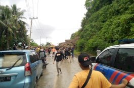 Baru Satu Lajur yang Terbuka, Truk Bantuan NasDem Sulsel Sempat Tertahan di Onang Utara Majene