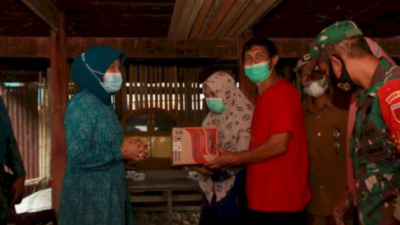 Hasnah Syam saat mengujungi korban gempa Sulbar yang mengungsi ke Kabupaten Barru, Selasa (19/1/2021).