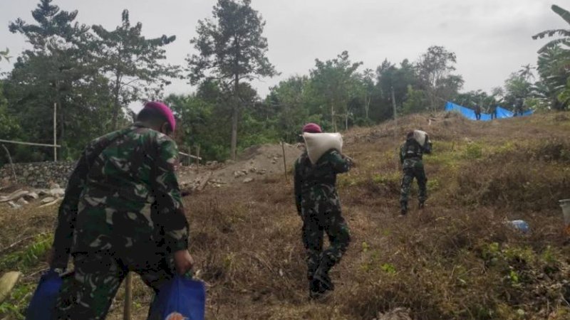 Foto: Satgas Penanggulangan Bencana Alam TNI AL di Sulawesi Barat. 