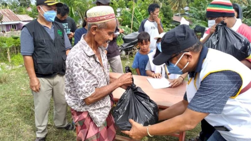 Relawan meneyerahkan bantuan ke pengungsi genpa di Sulbar. (ist) 