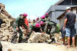 Satgas Bencana Alam TNI AL Kerja Bakti Bersihkan Longsoran di Jalan Menuju Gereja Toraja Mamasa