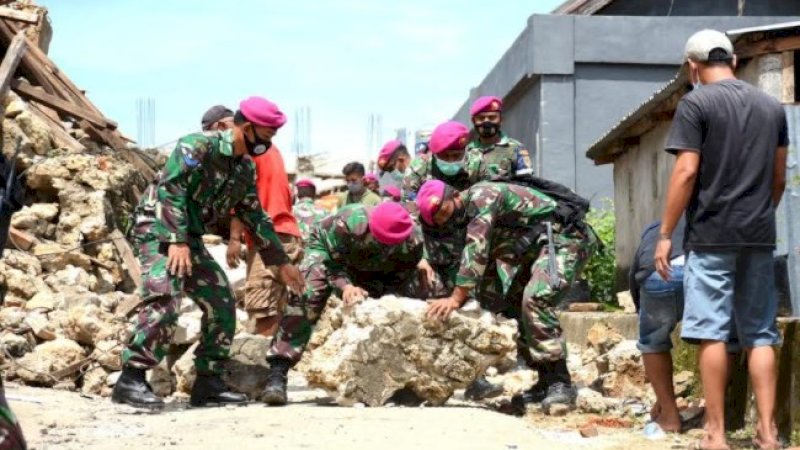 Satgas Bencana Alam TNI AL Kerja Bakti Bersihkan Longsoran di Jalan Menuju Gereja Toraja Mamasa