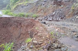 Jalan Longsor di Punraga Barru Hambat Akses Transportasi Warga