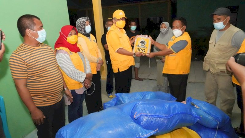 Partai Golkar Sulsel Salurkan Bantuan untuk 250 KK Korban Gempar Sulbar