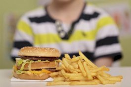 Sering Makan Kentang dan Roti, Remaja Ini Nyaris Buta