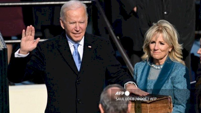 Joe Biden (Kiri), didampingi oleh Ibu Negara AS yang baru, Jill Biden, dilantik sebagai Presiden AS ke-46 oleh Ketua Mahkamah Agung John Roberts pada 20 Januari 2021, di Capitol AS di Washington, DC. (SAUL LOEB / POOL / AFP).