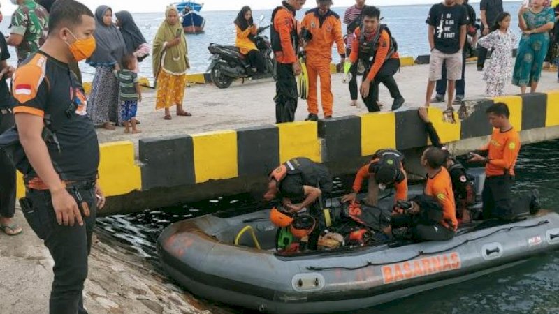 Tim Basarnas gabungan menggunakan perahu karet dalam pencarian korban tenggelam di Kabupaten Jeneponto.