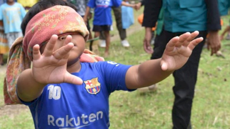 Anak-anak mengikuti trauma healing berupa permainan dan bagi-bagi hadiah.