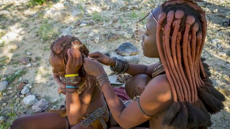 Wanita Himba sedang membentuk rambut menggunakan otjize | www.liputan6.com
