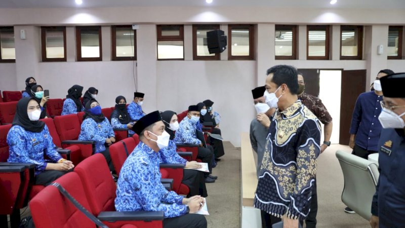 PJ Wali Kota Makassar, Prof Rudi Djamaluddin saat menyerahkan SK ke PNS baru di kantor Balaikota,  Jumat,  (22/1).