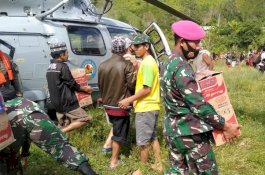 TNI AL Gunakan Helikopter Distribusikan Bantuan ke Pegunungan Terisolasi di Majene