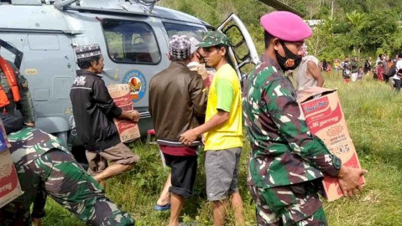 TNI AL Gunakan Helikopter Distribusikan Bantuan ke Pegunungan Terisolasi di Majene