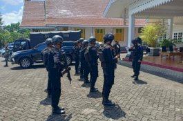 Bersenjata Lengkap, Brimob Bone Kawal 107 Mobil Bantuan dari Bone untuk Korban Gempa Sulbar
