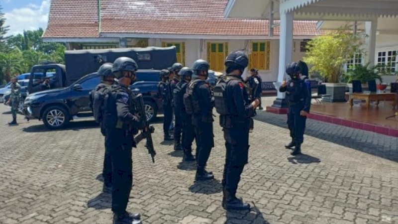 Bersenjata Lengkap, Brimob Bone Kawal 107 Mobil Bantuan dari Bone untuk Korban Gempa Sulbar